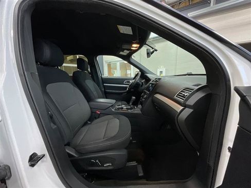 Used 2017 Ford Explorer XLT w/ Equipment Group 201A FWD image 28
