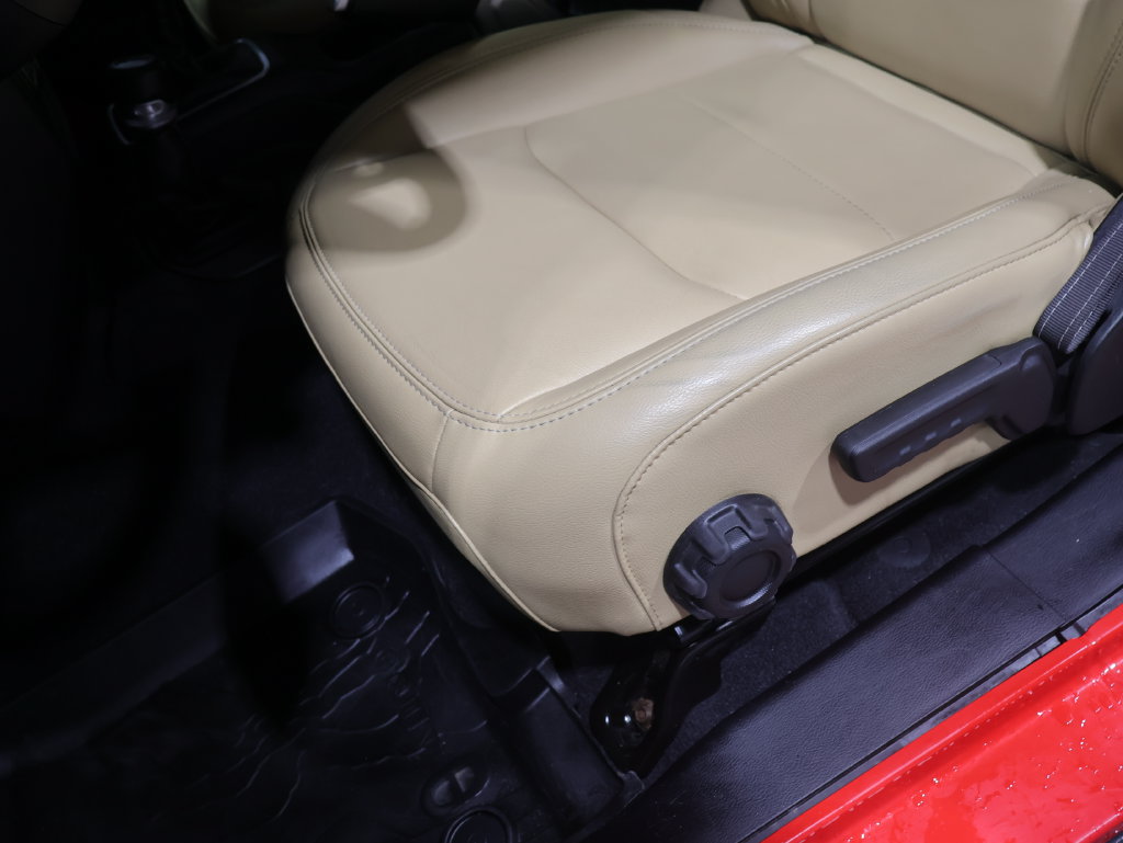Used 2018 Jeep Wrangler Unlimited Sahara AWD/4WD image 13