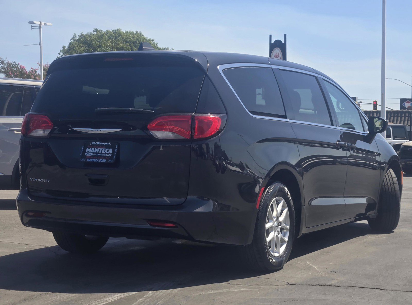 Used 2023 Chrysler Voyager LX FWD image 3