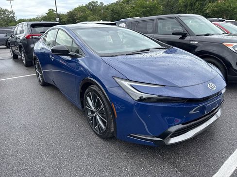 Used 2025 Toyota Prius XLE FWD image 3