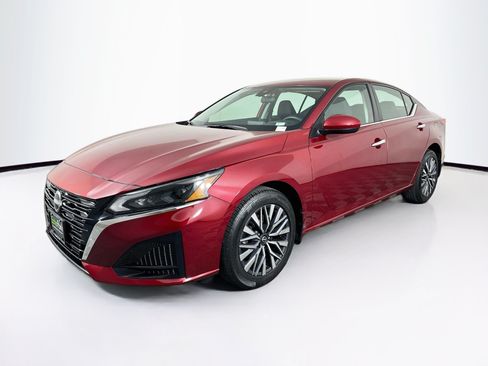 Used 2023 Nissan Altima 2.5 SV AWD/4WD image 3