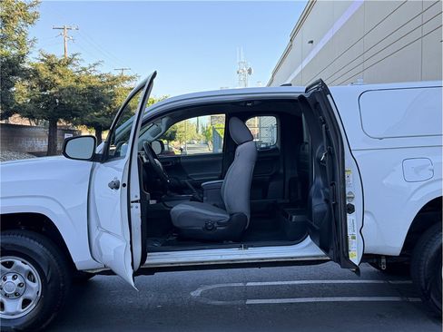 Used 2016 Toyota Tacoma SR image 21