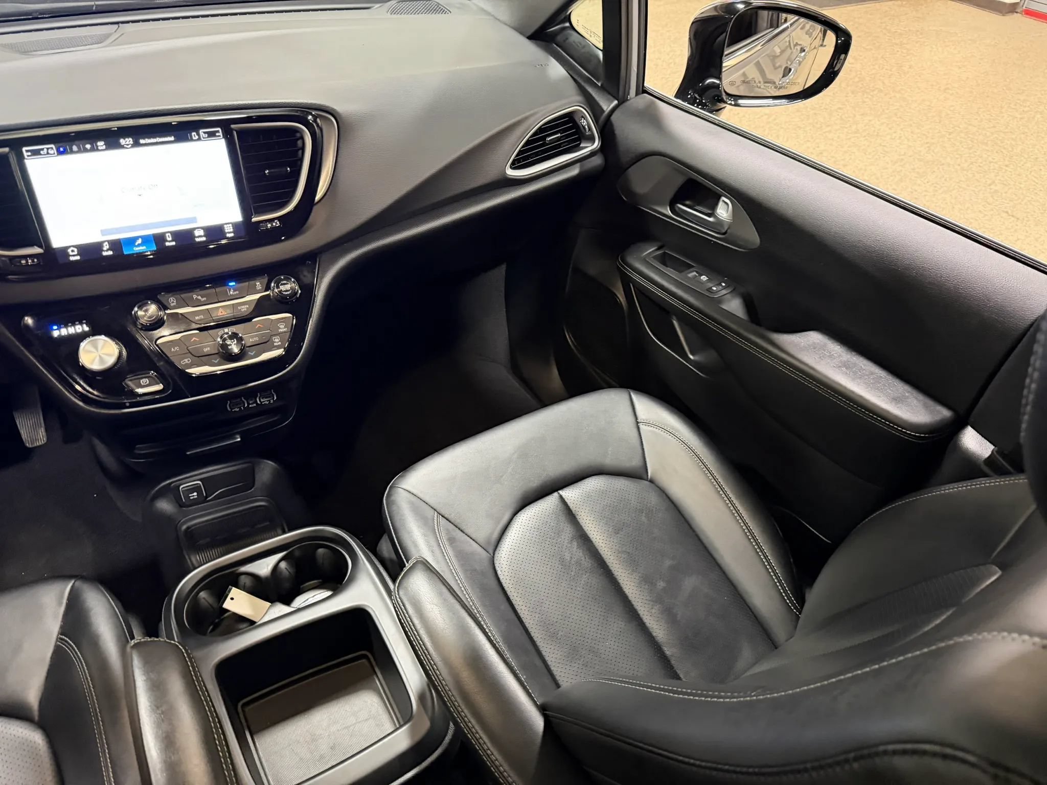 Used 2025 Chrysler Pacifica Select FWD image 49