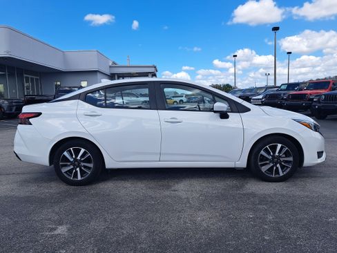 Used 2025 Nissan Versa SV image 8