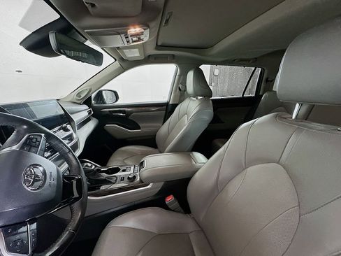 Used 2021 Toyota Highlander Limited image 22