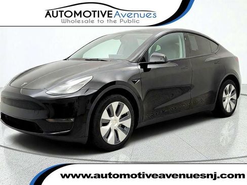 Used 2023 Tesla Model Y Long Range AWD/4WD image 1