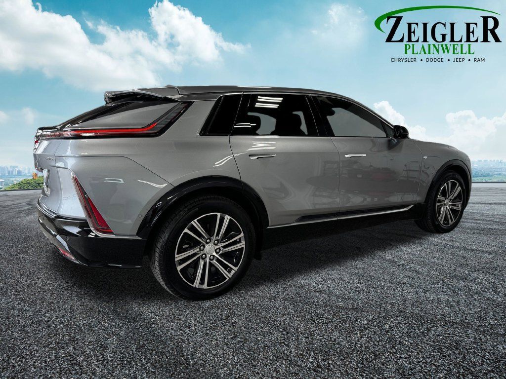 Used 2025 Cadillac Lyriq Luxury w/ LPO, Floor Liner Package AWD/4WD image 6