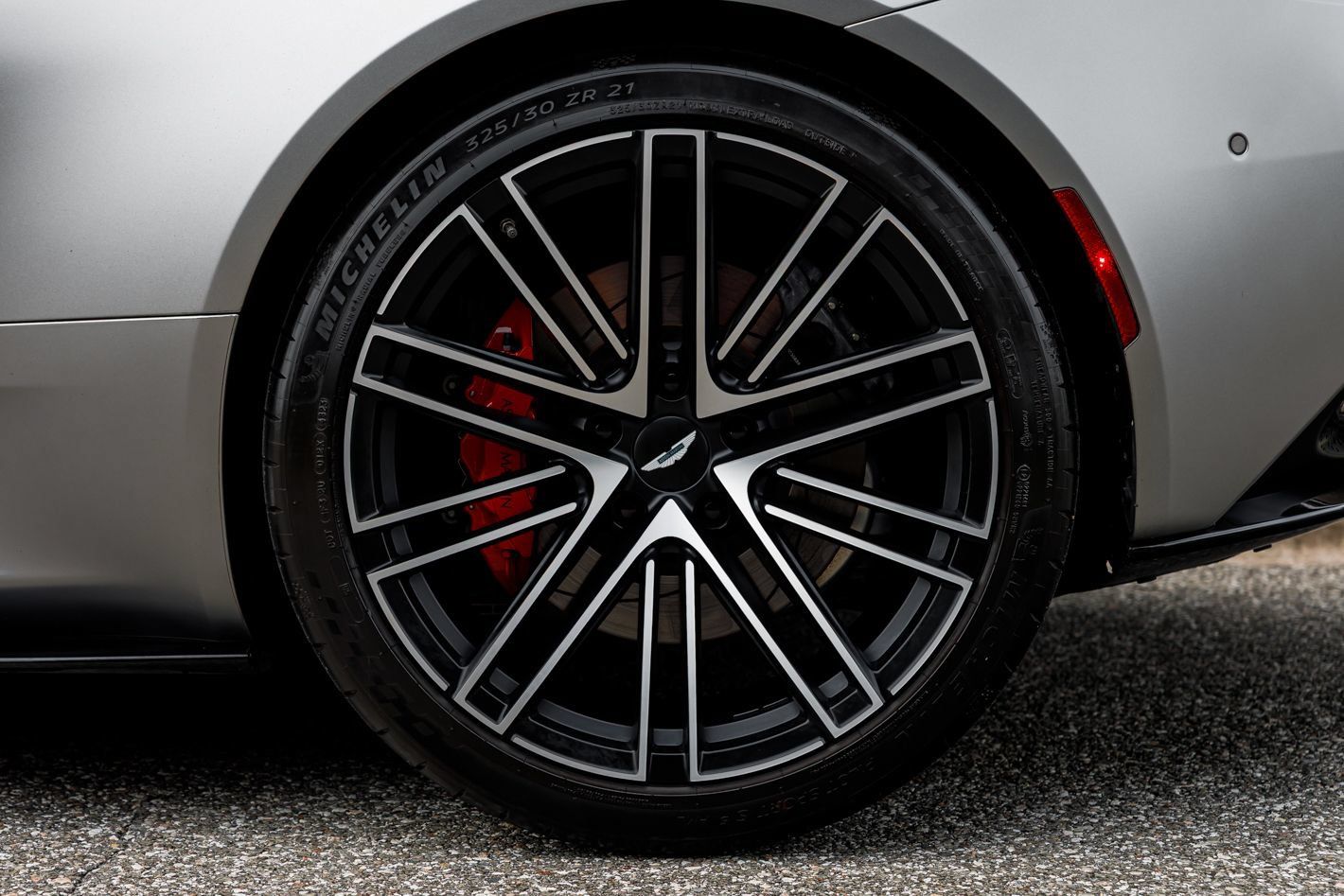 Used 2024 Aston Martin DB12 Coupe RWD image 31