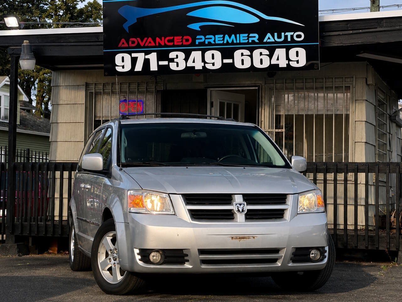 Used 2010 Dodge Grand Caravan SXT FWD image 1