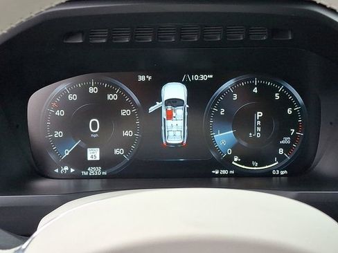 Used 2017 Volvo XC90 T6 Momentum w/ Vision Package image 23