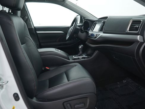 Used 2019 Toyota Highlander XLE image 14