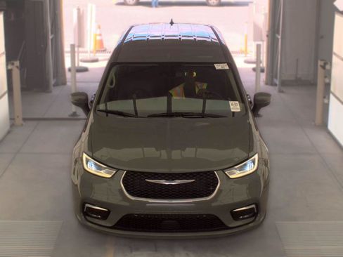 Used 2023 Chrysler Pacifica Touring-L FWD image 8