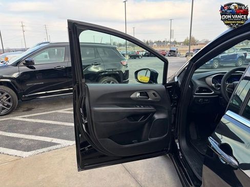 Used 2025 Chrysler Pacifica Select FWD image 9