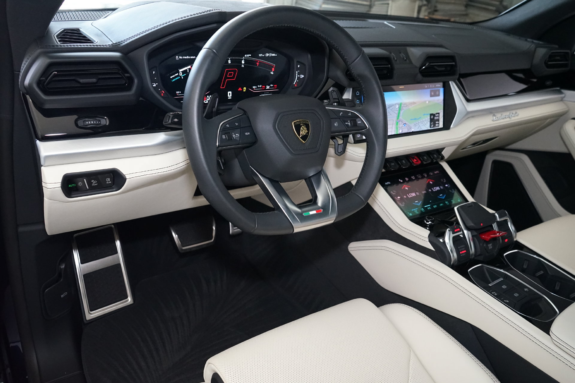 Used 2025 Lamborghini Urus SE AWD/4WD image 9