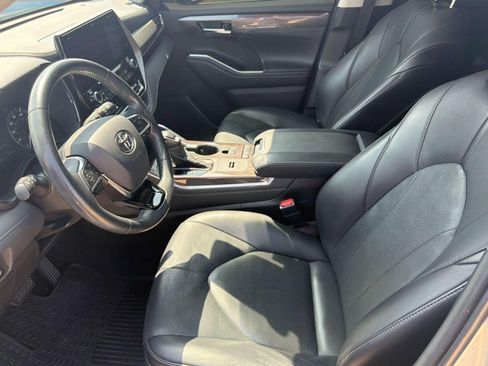Used 2021 Toyota Highlander Limited FWD image 5