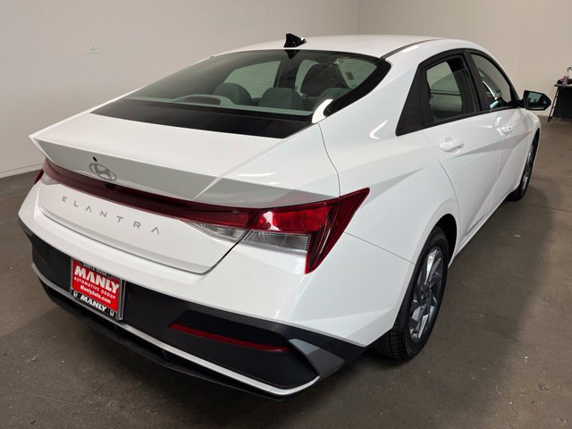 Used 2024 Hyundai Elantra SEL FWD image 3