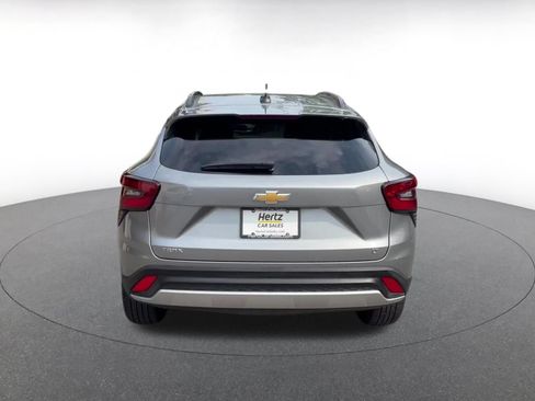 Used 2025 Chevrolet Trax LT FWD image 11