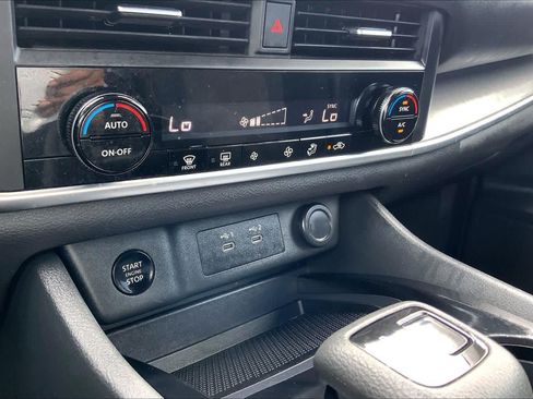 Used 2024 Nissan Rogue SV FWD image 34