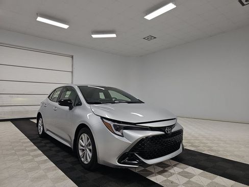 Used 2026 Toyota Corolla SE FWD image 2