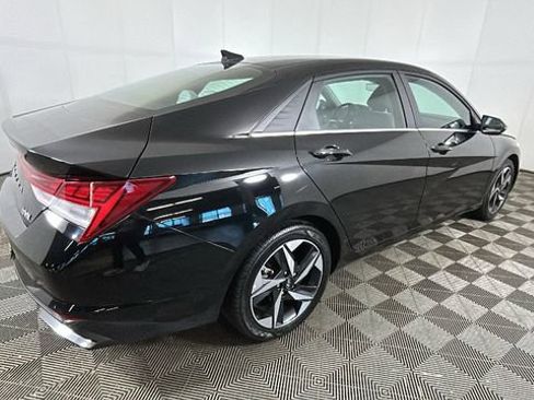 Used 2023 Hyundai Elantra Limited FWD image 3