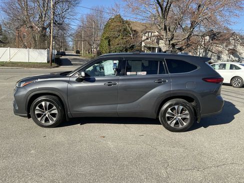 Used 2020 Toyota Highlander XLE AWD/4WD image 2