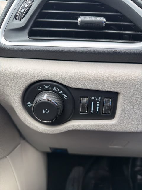 Used 2023 Chrysler Pacifica Touring-L FWD image 26