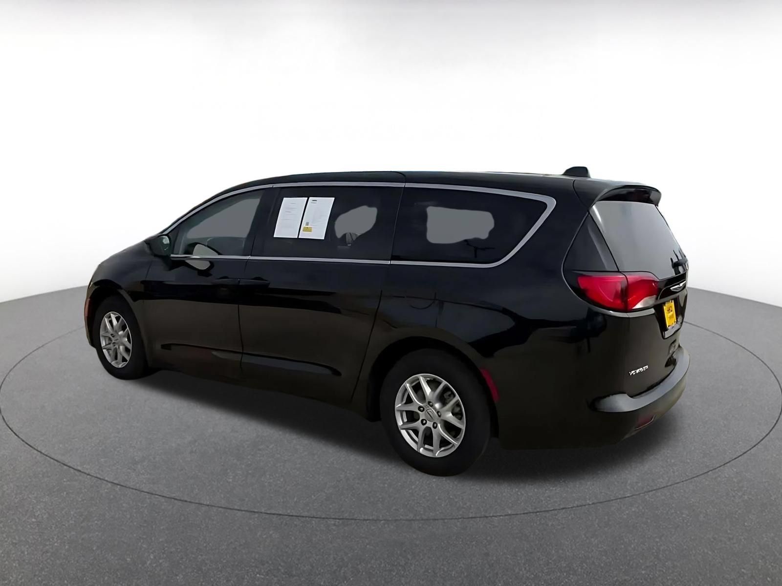 Used 2024 Chrysler Voyager LX FWD image 9