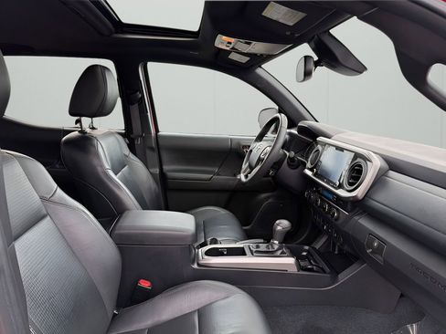 Used 2022 Toyota Tacoma Limited AWD/4WD image 18