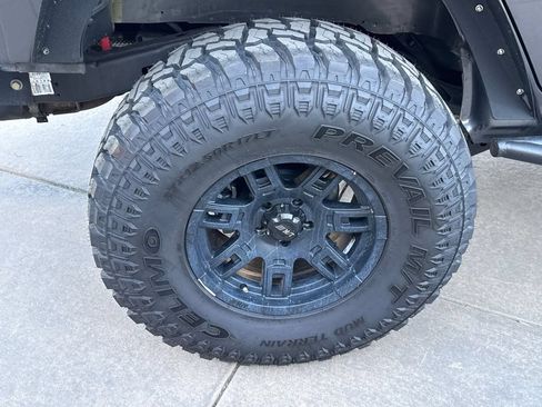 Used 2017 Jeep Wrangler Unlimited Rubicon w/ Connectivity Group AWD/4WD image 13