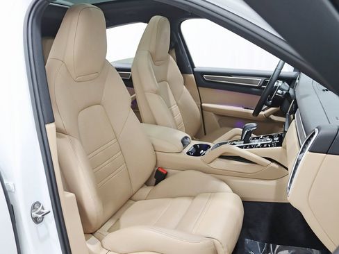 Used 2023 Porsche Cayenne Platinum Edition image 27