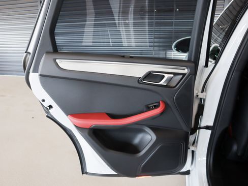 Used 2025 Porsche Macan S image 24