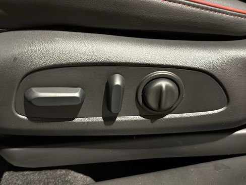 Used 2025 Chevrolet TrailBlazer RS w/ Convenience Package image 12