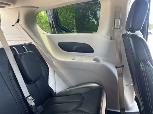 Certified 2023 Chrysler Pacifica Touring-L FWD image 33