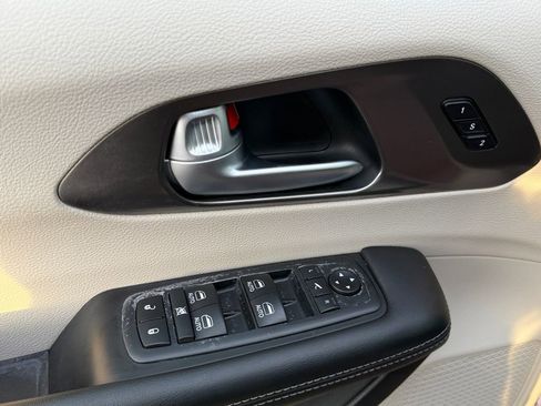 Used 2018 Chrysler Pacifica Limited w/ Advanced Safetytec Group image 11