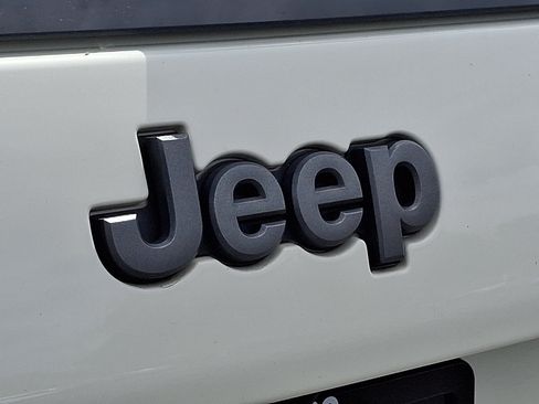 Used 2019 Jeep Cherokee Trailhawk AWD/4WD image 29