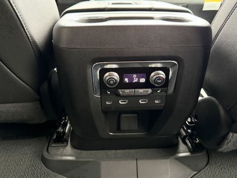 Used 2024 GMC Yukon XL Denali w/ Advanced Technology Package image 28