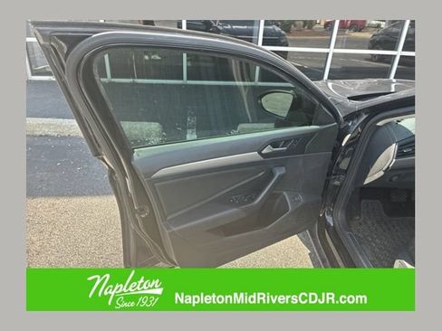 Used 2020 Volkswagen Jetta SE FWD image 1