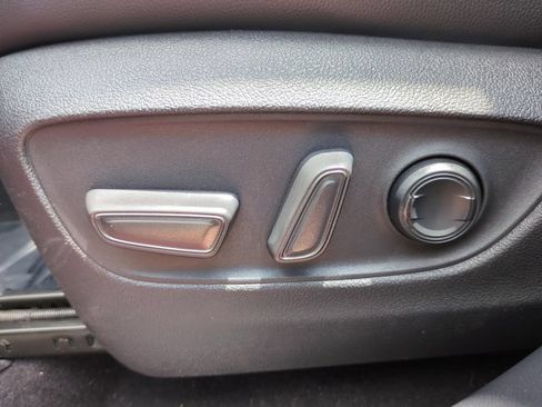 Used 2023 Toyota Highlander XLE FWD image 19