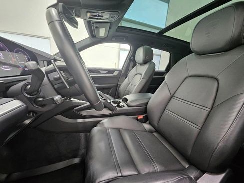 Certified 2025 Porsche Cayenne image 5