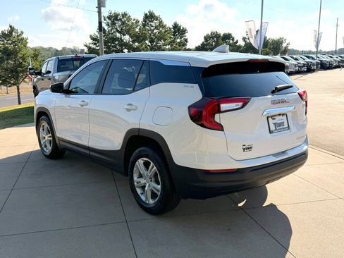 Used 2024 GMC Terrain SLE FWD image 4