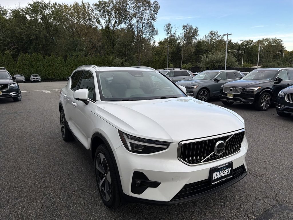 Certified 2024 Volvo XC40 B5 Plus w/ Climate Package AWD/4WD image 2