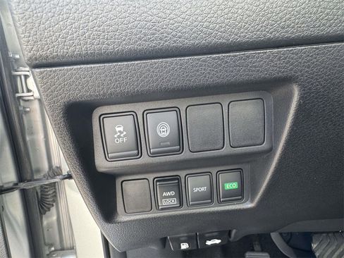 Used 2020 Nissan Rogue Sport S image 16