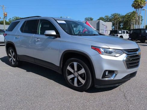 Used 2020 Chevrolet Traverse LT w/ LT Premium Package FWD image 2