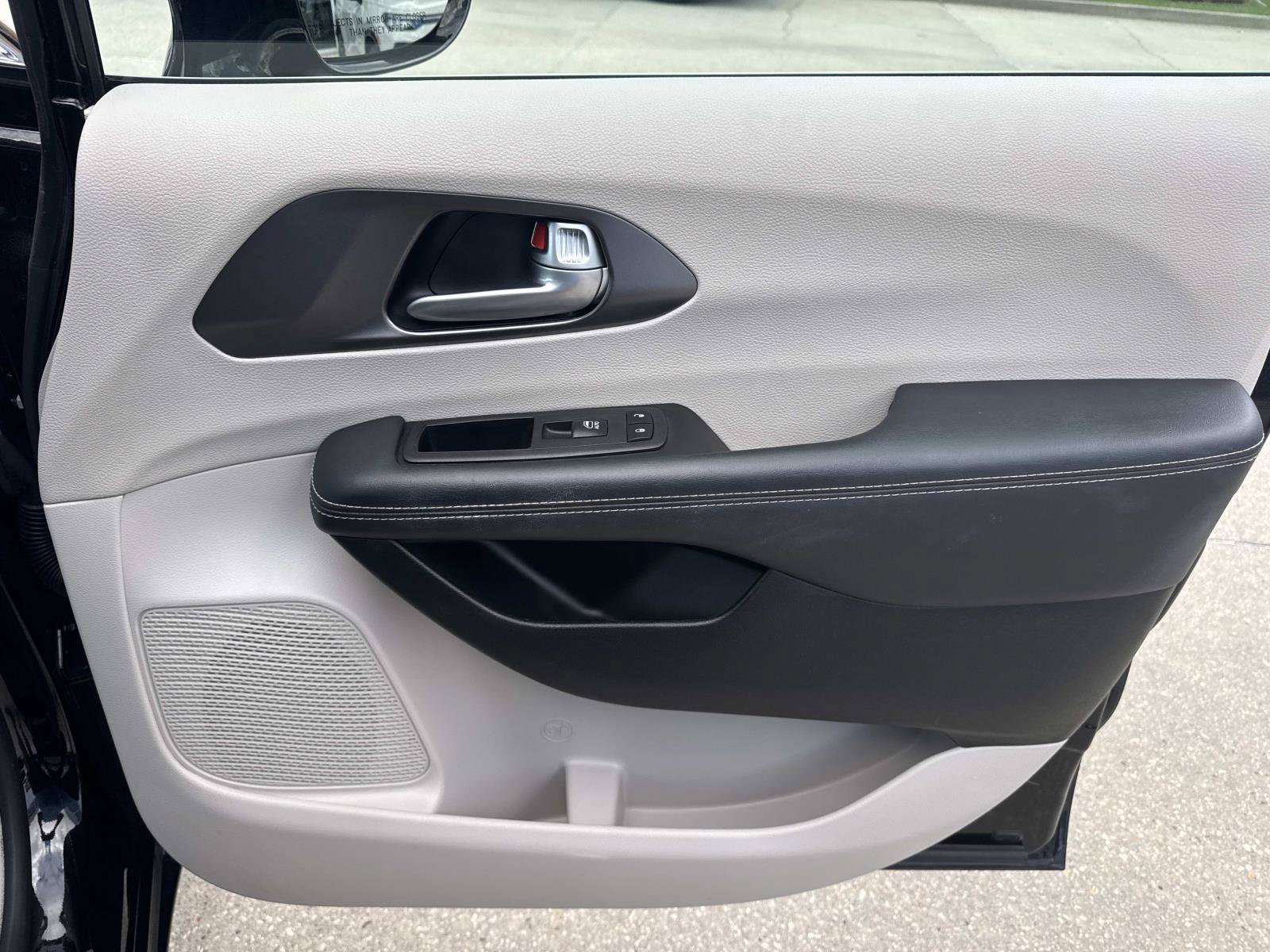 Used 2024 Chrysler Pacifica Touring-L FWD image 14
