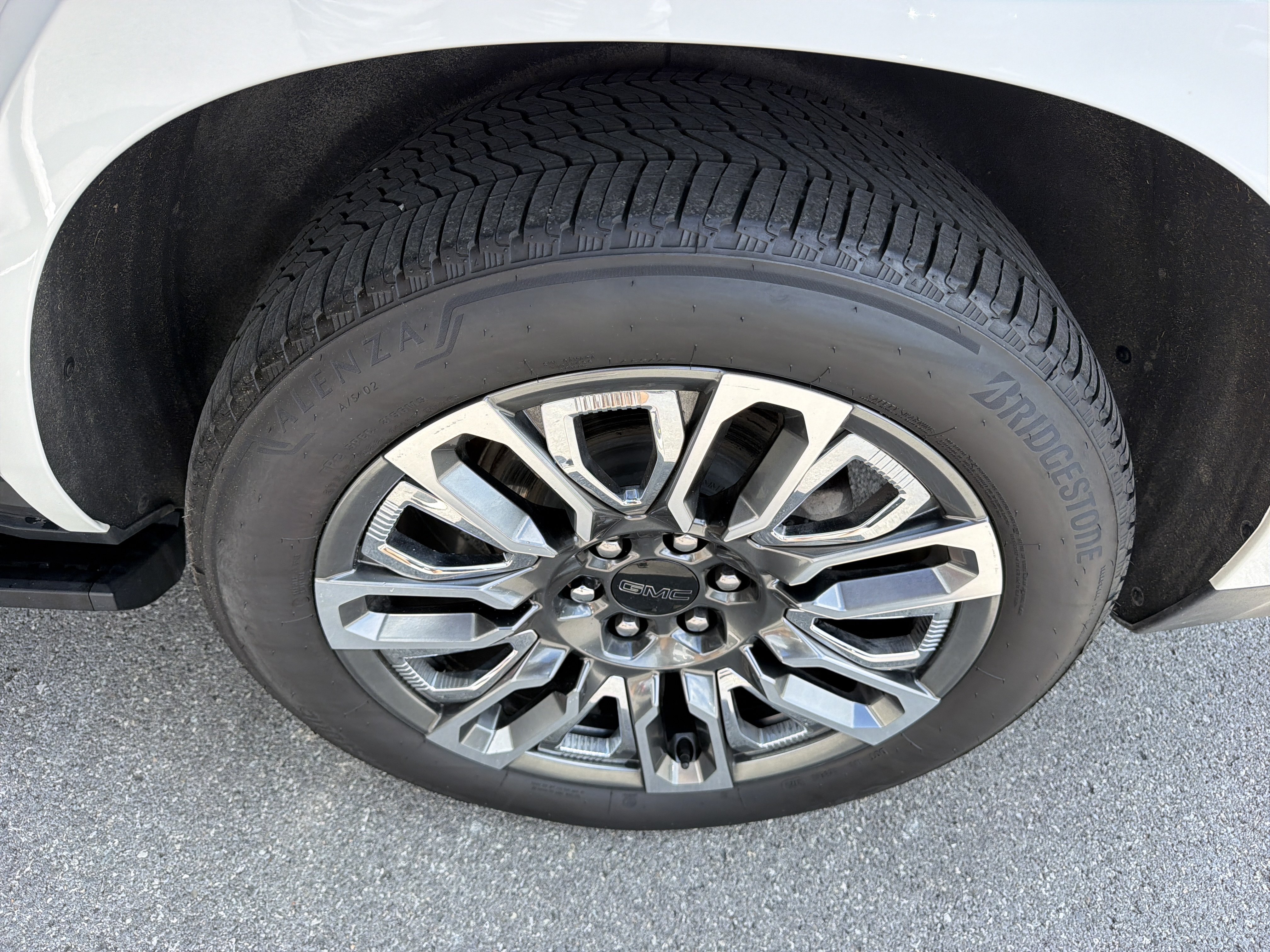 Used 2024 GMC Yukon Denali Ultimate AWD/4WD image 5