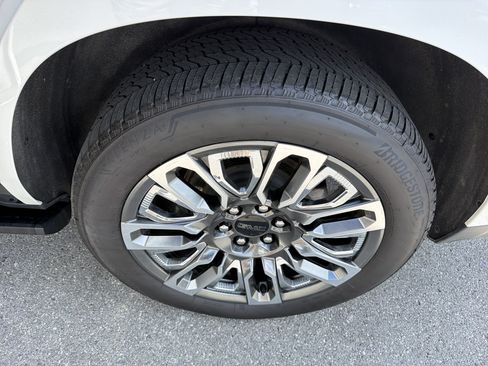 Used 2024 GMC Yukon Denali Ultimate AWD/4WD image 5