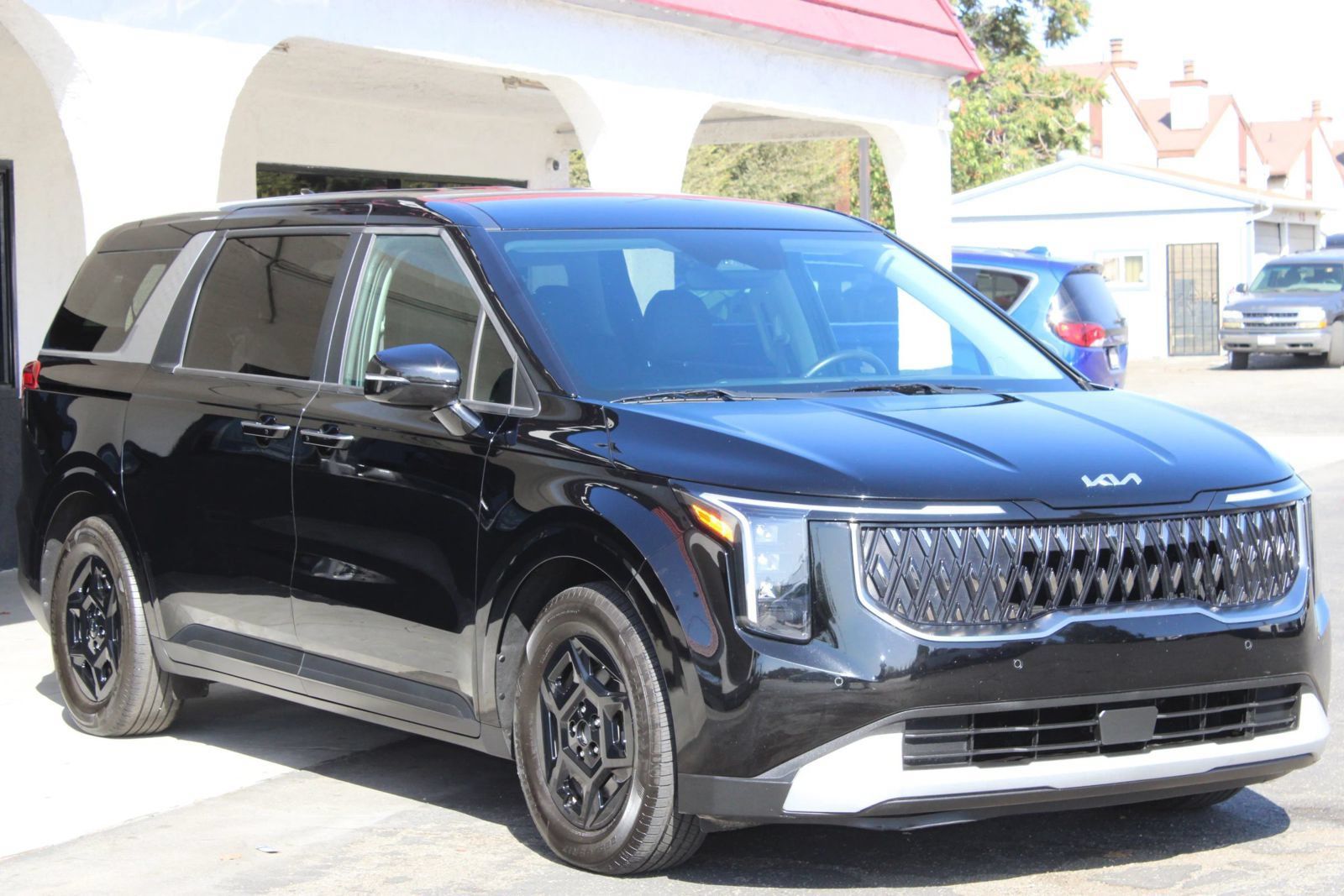 Used 2025 Kia Carnival FWD image 3
