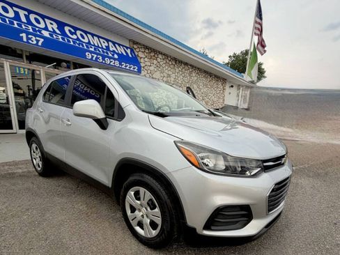 Used 2018 Chevrolet Trax LS FWD image 2