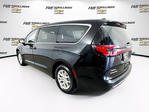 Used 2024 Chrysler Pacifica Touring-L FWD image 5