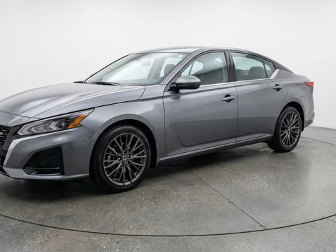 Used 2025 Nissan Altima 2.5 SV FWD image 3